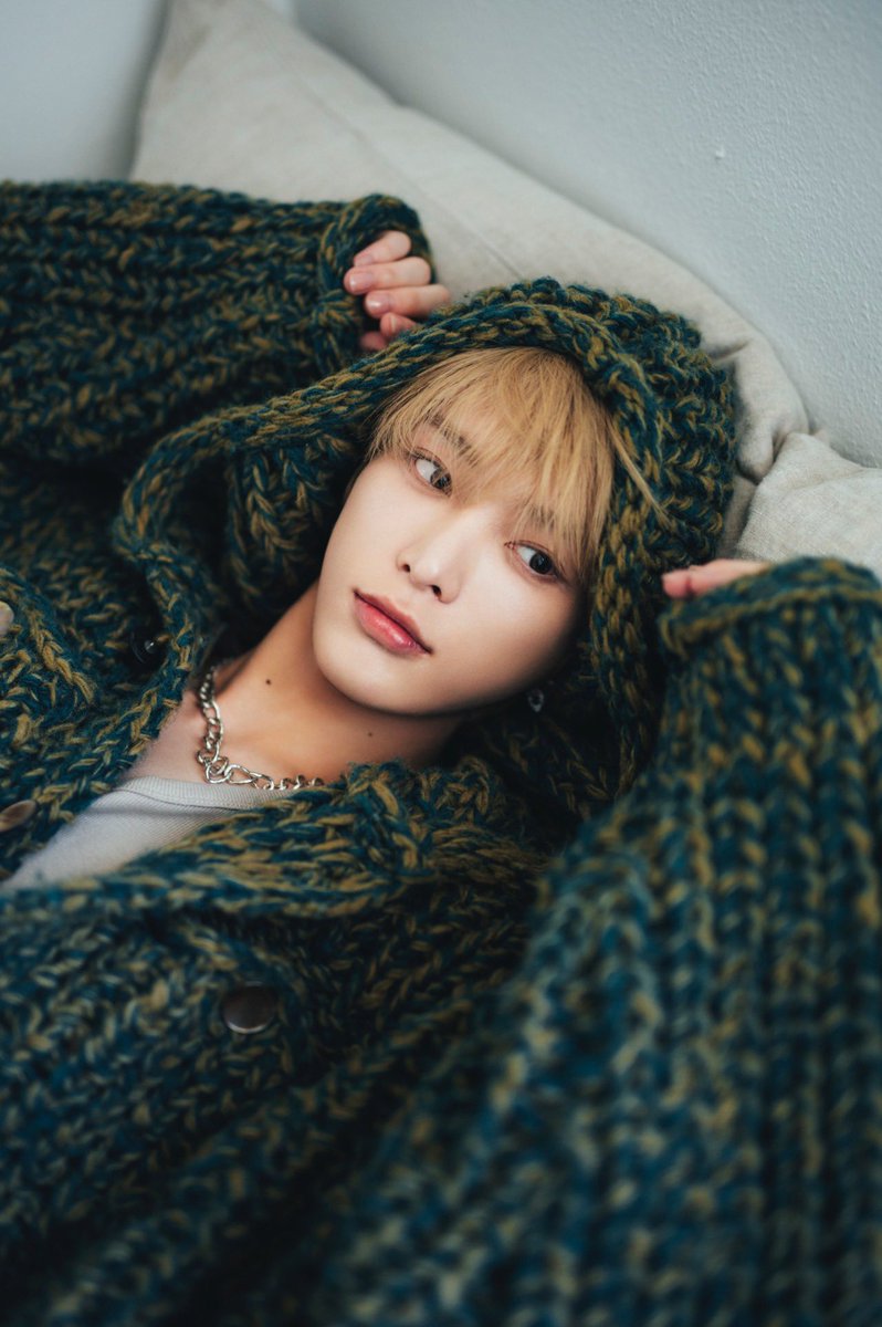 cancamtv's tweet photo. ＼アザーカット公開📸／
発売中のCanCam12月号「萌え袖男子図鑑」では、今気になるイケメンたちが、さまざまなシチュエーションの萌え袖男子になって降臨しています✨

HARUAさん(&TEAM)が演じてくれたのは、きゅるるん系の幼なじみ🫶

https://t.co/rdfbW0MyfSでアザーカットが公開されたので、ぜひチェックしてみてください👀✅

詳しくはコチラ➡️ https://t.co/jT4ClPEj0l

#CanCam #HARUA #andteam #萌え袖 #萌え袖男子