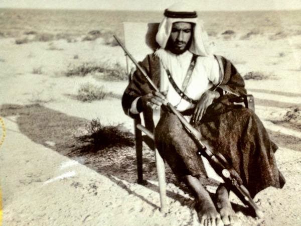 a9eelah's tweet photo. كان متصلا بالأرض.. واثقا بها واثقة به.. يجوبها حافيا لأنها تعرفه ولن تجرحه..  تعرفه رمال الوثبة.. تعرفه صحراء ليوا.. يعرفه عشب بينونة.. يعرفه حفيت.. يحفظ قصر الحصن خطواته عن ظهر غيب.. أحب الأرض فأحبته.. أكرمها فأكرمته.. بادلته خيراتها.. وناولته هباتها.. كيف لا.. وهو من دللها بشاعريته العذبة.. رآها "جنات مزروعة" .. أسماها "جنة أحلام".. تغزل في رملها ونخيلها وجبالها ووديانها.. 

رحل.. من هذه الأرض إليها.. وأظنها ظفرت به.. الأرض التي جابها مليا وكان هينًا بخطواته.. أرجو أنها هينة باحتضانه

زايد رجل هذه الأرض وأعظم من سار عليها
