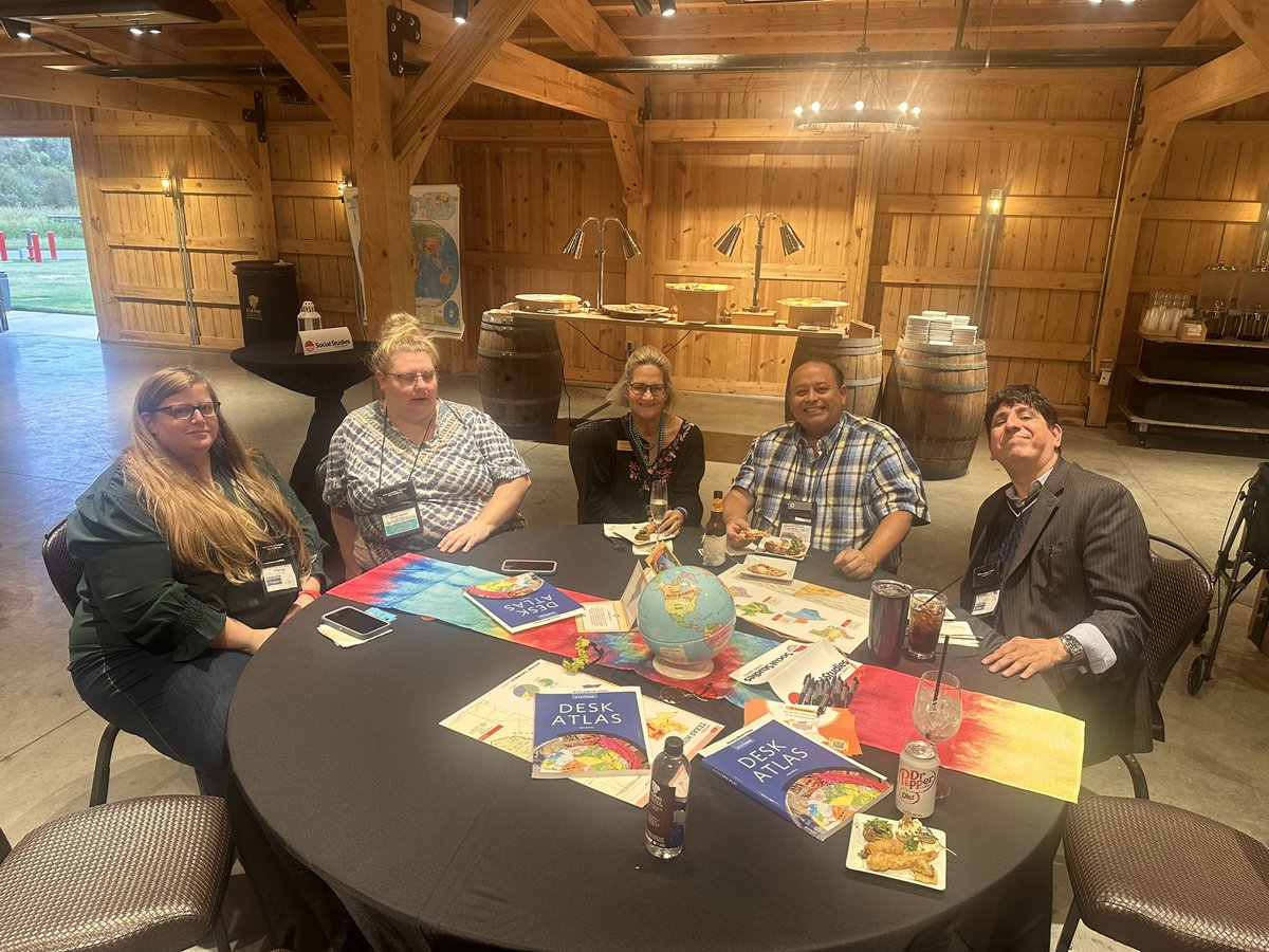 Jasonih's tweet image. #txcss2024 @SocialStudiesSS Peace Love and History!