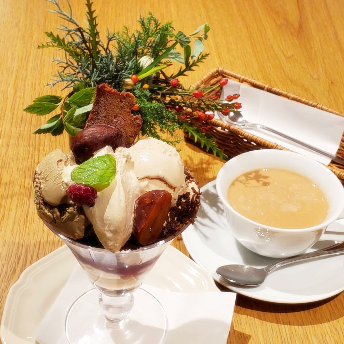 nanarirgi's tweet photo. TEAFESに行ってきました☕
渋皮栗🌰とほうじ茶のパフェ
というのが渋いです。

バナナミルクチャイにした
らかなり濃厚でした😆

#B賞
#パフェ
#teafes
#紅茶の日 
#ティーフェス2024 https://t.co/vU8VkR3NJZ