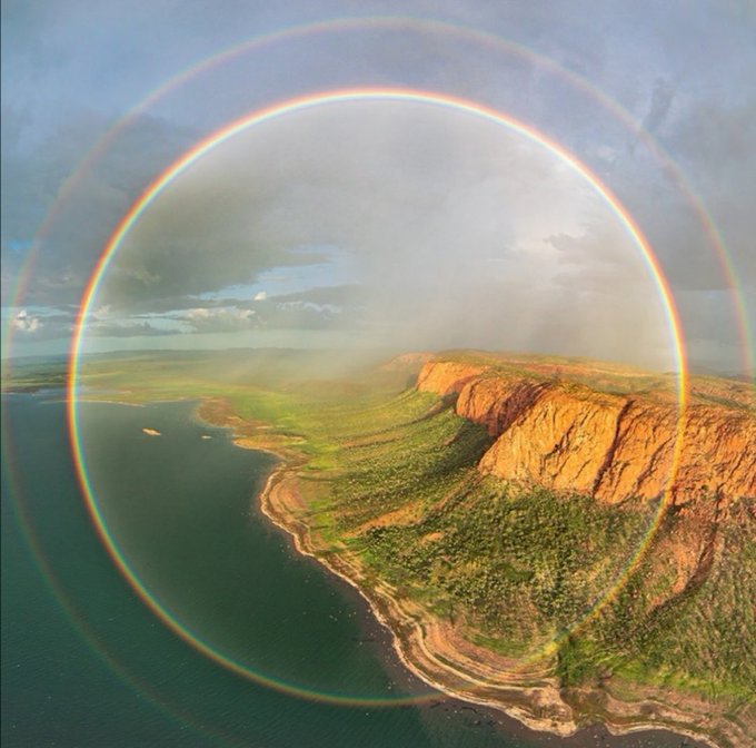 In theory, every rainbow is a circle, but from the ground, usually only its upper half can be seen. Things change when you're flying or observing from an elevated vantage point

[📷 Colin Leonhardt]