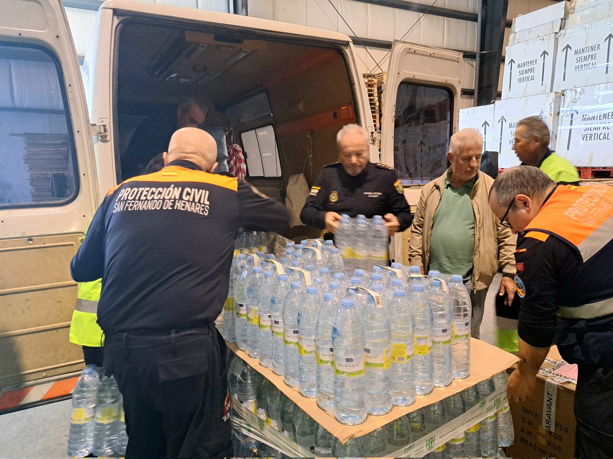 Siguen llegando ayuntamientos con ayuda para Valencia al almacén de <a href="/DGobiernoMadrid/">Delegación del Gobierno en Madrid 🏛️</a>
Ahora mismo, descargando las donaciones de <a href="/Ayto_SFH/">Ayuntamiento de San Fernando de Henares</a> y <a href="/AytoParacuellos/">Ayto. Paracuellos</a> 
Todos con Valencia.