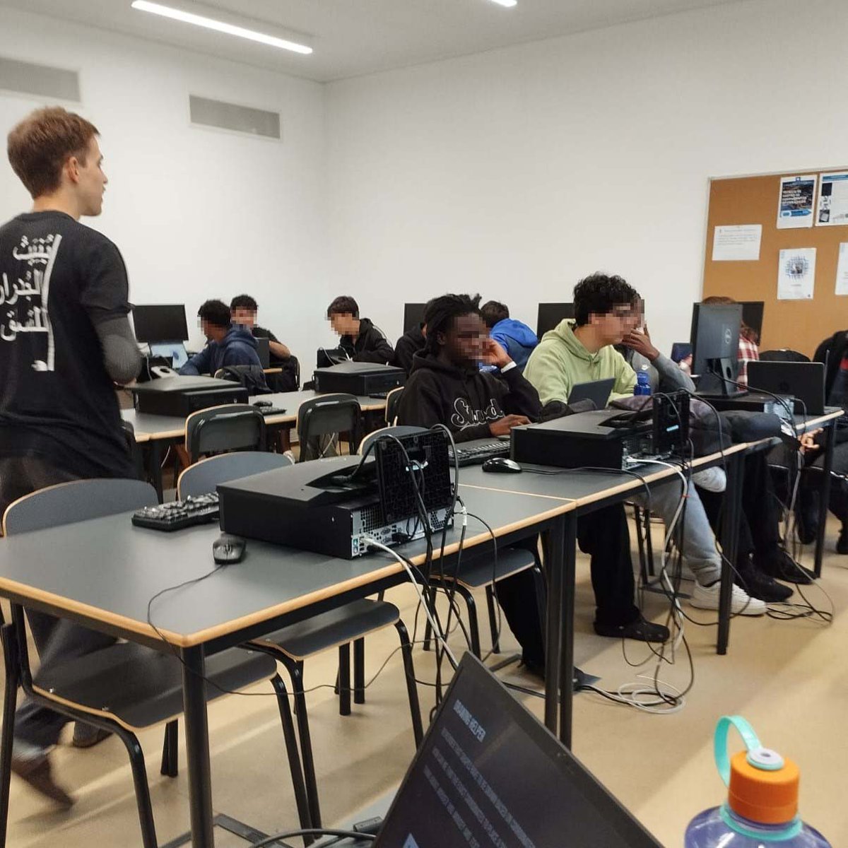 ratoadcc's tweet photo. 📸
🇵🇹 O Francesco Mini, voluntário de 🇮🇹, está a dinamizar na ES João de Barros um conjunto de oficinas sobre programação informática criativa.

Esta atividade é apoiada pelo #ESC em #parceria com @CMSeixal e @jfcorroios.

#SempreAAprender
. . .
🇬🇧 #CreativeProgramming for #Youth https://t.co/dtUrE8MDgh
