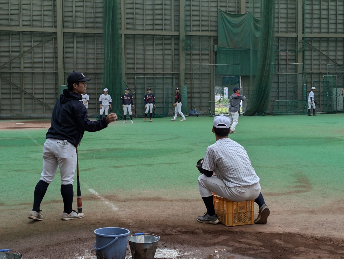 11/1（金）～3（日）強化合宿
合宿2日目、東日本国際大学にて
降雨のため室内練習場で東日本国際大学の選手の皆さんと共に、練習を行いました。
その後は南相馬市民プールでトレーニングをしました。

明日（11/3）は「いいたて球場（飯舘村）」でオープン戦を行います。