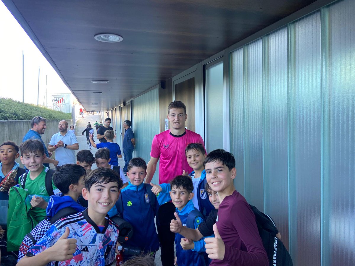 SDOyonesa's tweet photo. Ayer tambiรฉn nuestros jugadores y entrenadores tuvieron premio, estuvieron con varios jugadores del Athletic Club que estuvieron realizando una jornada de entrenamiento en el campo de alado.
ESTO ES LEZAMA, gran ambiente y cercanรญa
#cantera_oyonesa #lezama #uniqueteam https://t.co/PxvNIDmeg8