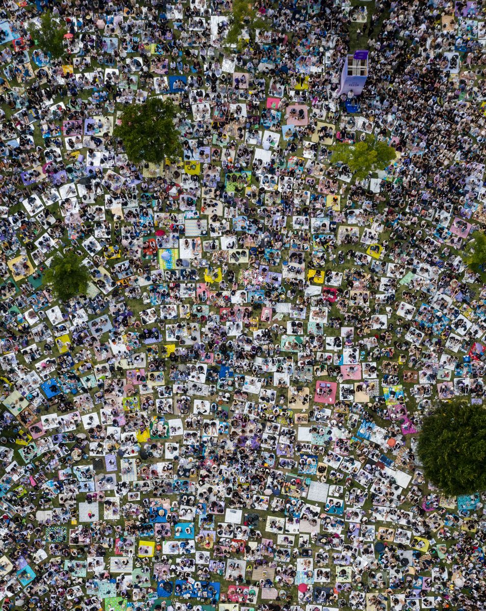jkjmni7's tweet photo. 400k armys gathered in seoul to celebrate BTS 10th anniversary but you think BTS success isn’t trustworthy, loser behaviour 😭 https://t.co/elr6Y7h3Rp