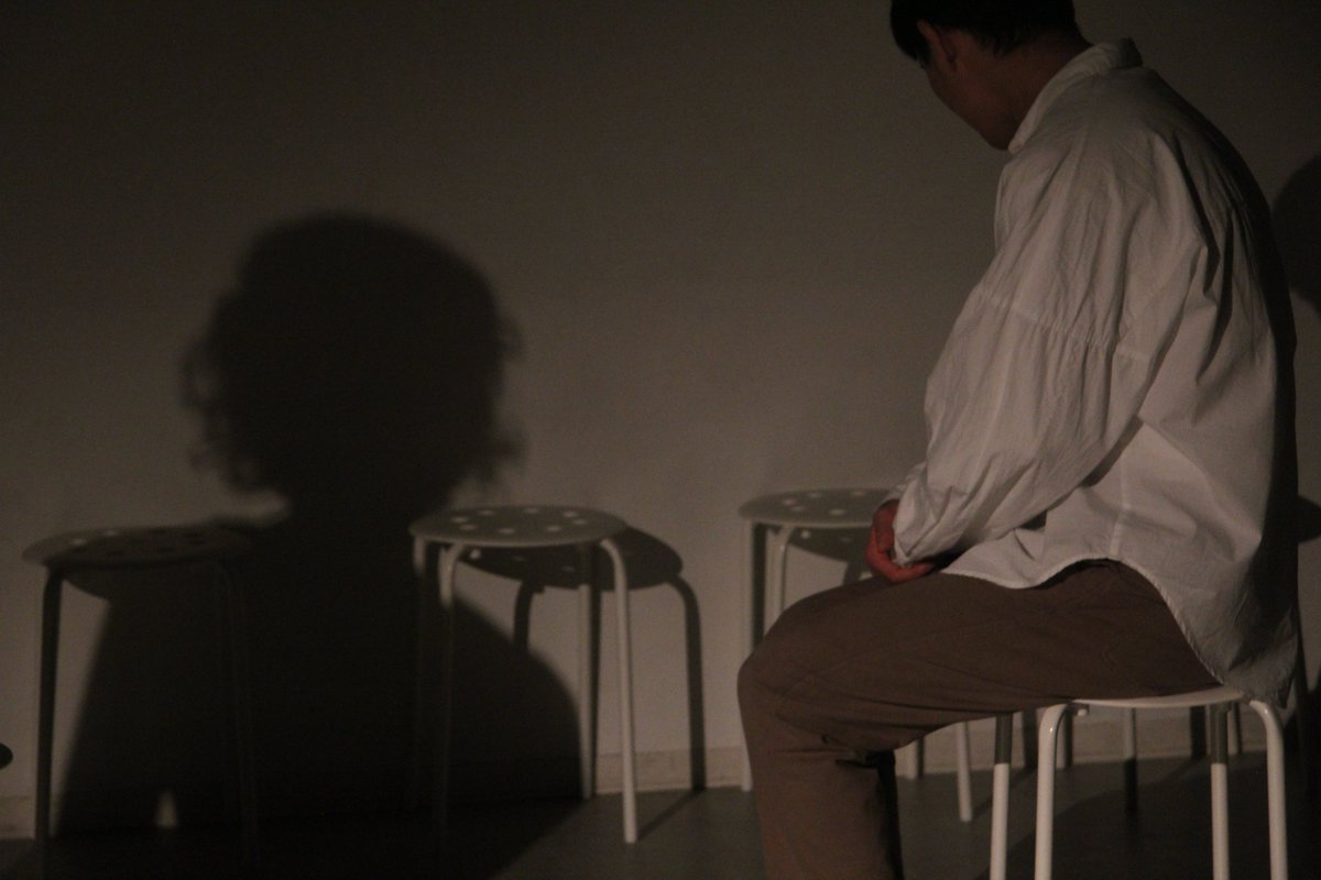 mintons_play's tweet photo. mintons『川底にはみどりの魚がいる』、2日目の本日も終演いたしました! 雨の中劇場に足を運んでくださった皆様、本当にありがとうございました!! 役の人物たちが感じていた摩擦や心の震えが皆様にも伝わっていたら嬉しいです。
(舞台写真撮影 : 山内ひかるさん) https://t.co/iU0AAQab9M