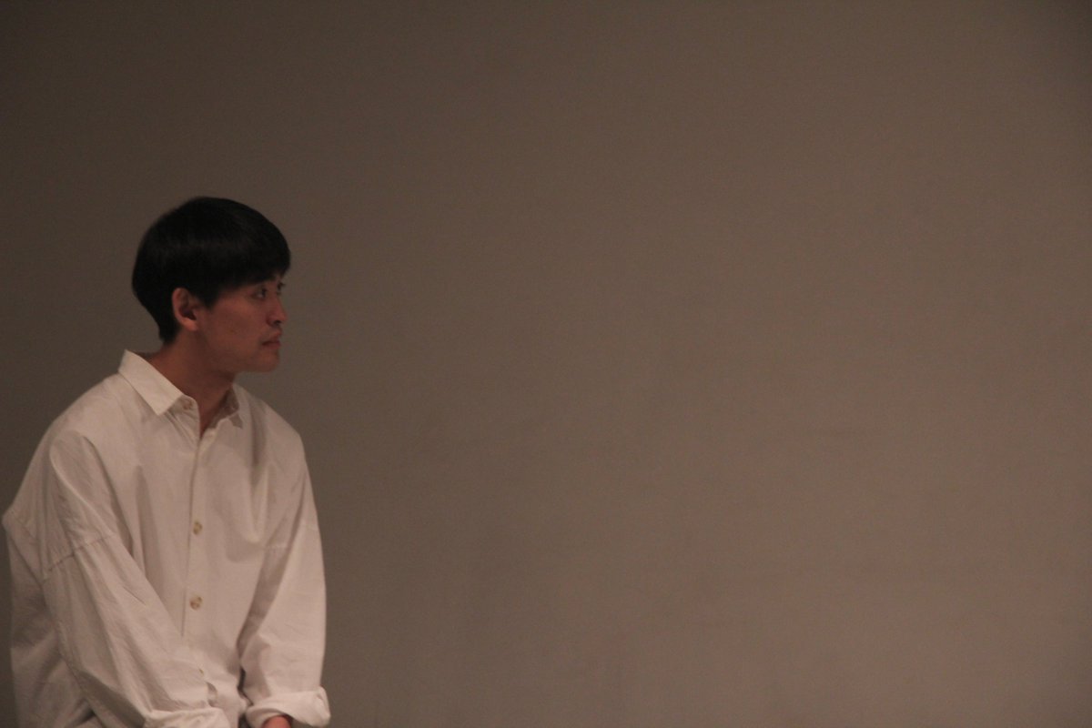 mintons_play's tweet photo. mintons『川底にはみどりの魚がいる』、2日目の本日も終演いたしました! 雨の中劇場に足を運んでくださった皆様、本当にありがとうございました!! 役の人物たちが感じていた摩擦や心の震えが皆様にも伝わっていたら嬉しいです。
(舞台写真撮影 : 山内ひかるさん) https://t.co/iU0AAQab9M
