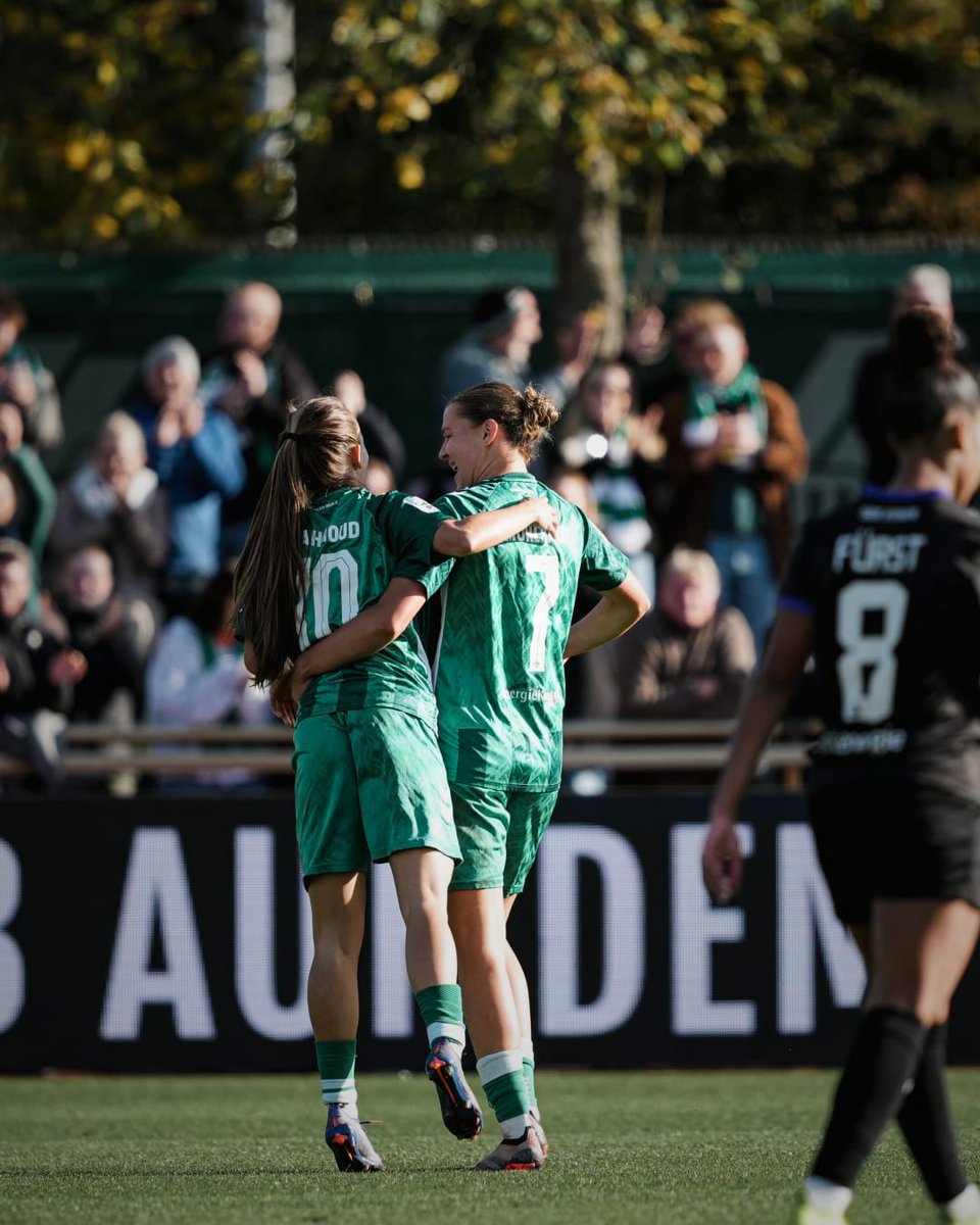 werderfrauen's tweet photo. ⏱️69. Min    

Tuana #Mahmoud schüttelt im Alleingang zwei Essenerinnen um sich herum ab und schließt genau im richtigen Moment flach zur Werder-Führung ab. 

⚽ 1:0  #SVWSGS | #Werderfrauen | #Werder https://t.co/EUZvzOgT0p