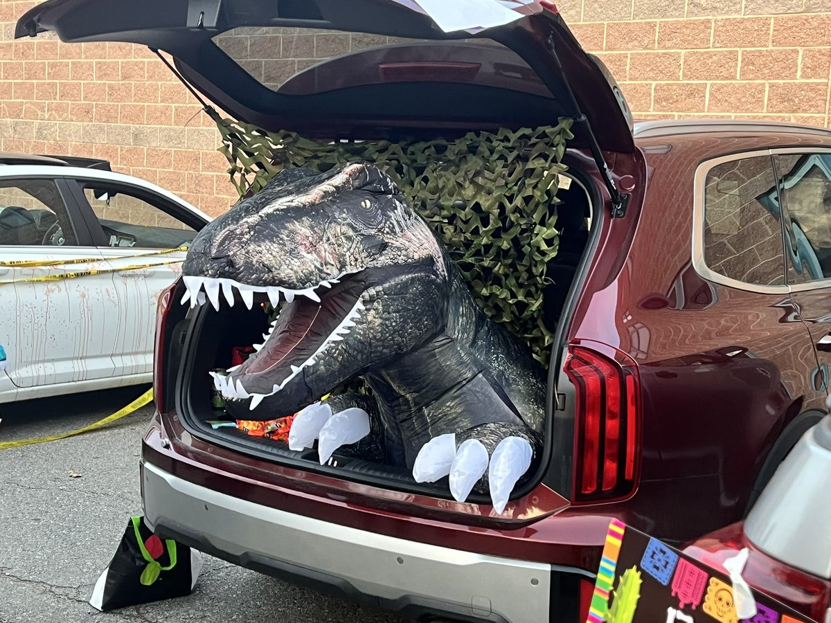 BoothmanTracy's tweet photo. Thank you to all the people who came out for our Trunk or Treat event! Teachers, parents, goblins and ghouls! https://t.co/WePsPMbzuw