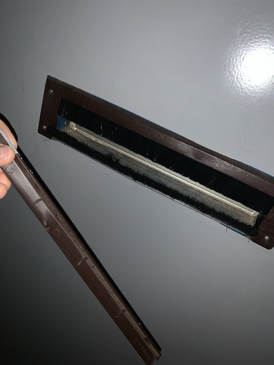 ⁦Beste ⁦<a href="/PostNL/">PostNL</a>⁩ postbode misschien de volgende keer even aanbellen als een pakketje net niet, maar na flink doorduwen toch wel door de brievenbus past…. #beetjejammer #leermomentje