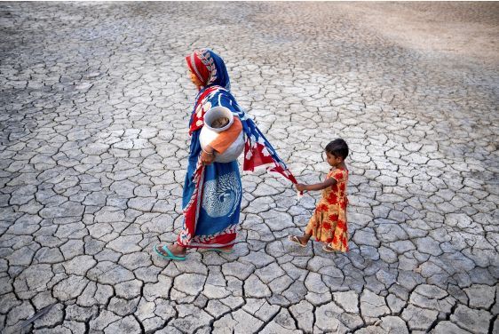 UN_Water's tweet photo. What can be done to protect people, places &amp; nature?

Climate change affects people differently, with the poorest and most vulnerable bearing the brunt. Developing countries suffered economic loss and damage of US$425 billion in 2020 due to climate change. https://t.co/nCVT9pUeA0 https://t.co/BHSOm6ttNs