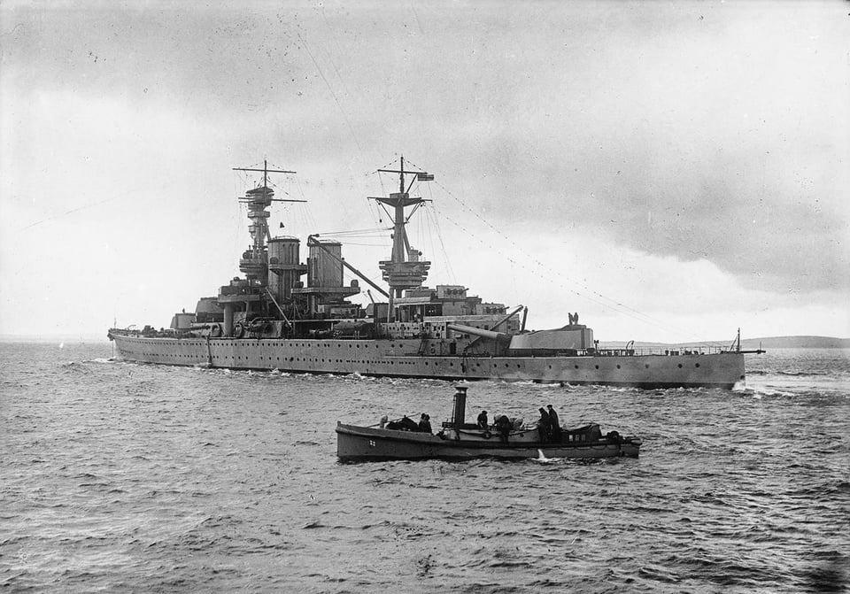 r116440's tweet photo. 🇬🇧 @RoyalNavy Renown-class #battlecruiser HMS Repulse at Scapa Flow, 1st World War. #warship #HMSRepulse #navy #naval #WW1 https://t.co/YVApc7TTtf