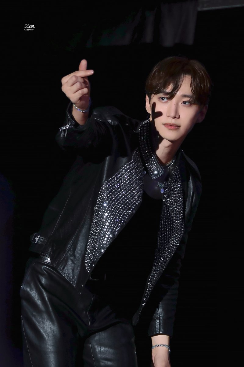 125cut's tweet photo. 231210
JUNHO THE MOMENT 2023 in Bangkok
🫰🏻🖤  
#준호 #이준호 #JUNHO #LEEJUNHO https://t.co/umHnn89fJk
