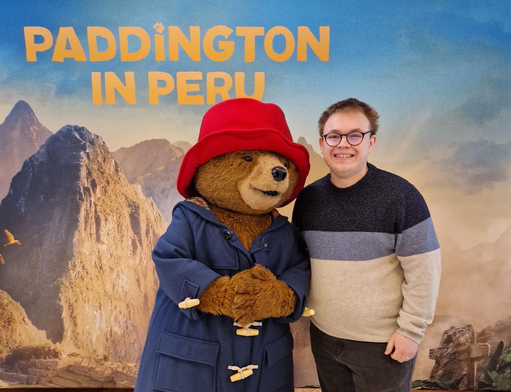 Snapped a pic with my best mate at this morning's #PaddingtonInPeru screening! 🐻🥪