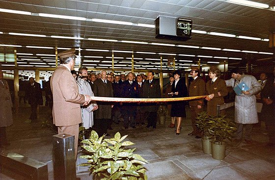 Jj_Ii_Rr_Kk_Aa's tweet photo. Dnes roku 1985 byl otevřen první úsek metra B. Více méně poslední zdařilá propagandistická akce minulého režimu. Ovšem linka B je zajímá hlavně ochranným systémem, který šotouši znají, ale pro nezasvěcené je to dost šokující, jak moc jsou obří tajné prostory hlavně linky B. https://t.co/vBszuj84Gt