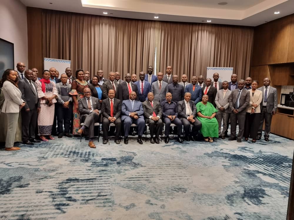 Communiqué
Sur Invitation du Secretariat Executif de la CIRGL, le Coordonnateur National du  MNS,  S.E.M Ntumba Luaba Lumu a participé à l'atelier Des Consultations des Etats Membres sur la mise en place d'un Système d'Alerte Précoce et de Réponse Précoce,tenu à Nairobi au Kenya