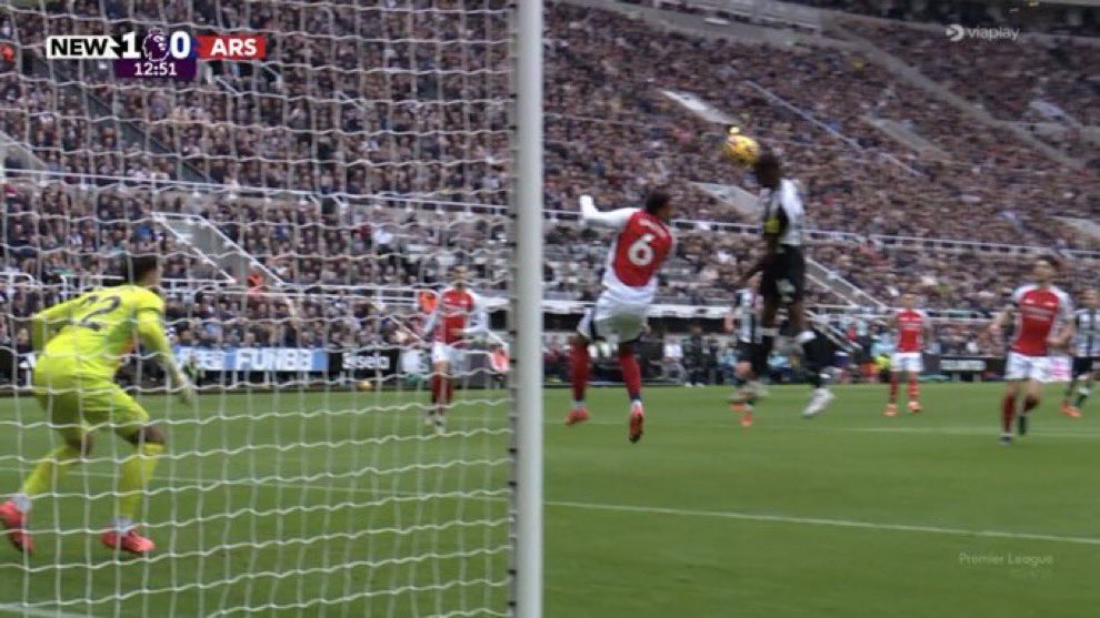 AnabellaMarvy's tweet image. But it reached Isak's head 😂😂