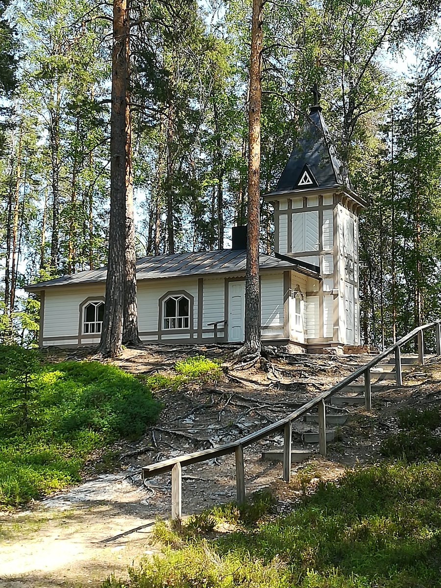 Mäntysaaren hautausmaa on tietojeni mukaan Suomen ainoa saaressa sijaitseva hautausmaa joka on edelleen käytössä. Idyllinen paikka kuten kappelikin siellä. Olkoon järvi tyyni ja  tuulet lempeät sen asukkaille.