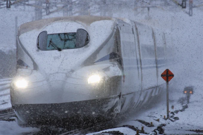 #雪の中走る列車ほどかっこいいものはない 