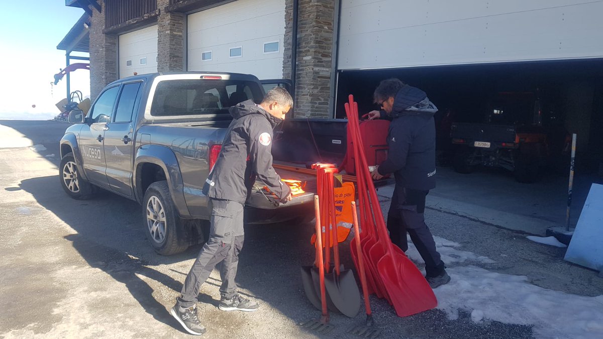 websierranevada's tweet photo. El equipo de socorristas del Servicio de Pistas de #SierraNevada se unen a las labores de rescate, auxilio y reparto de víveres en #Paiporta, una de las localidades de Valencia más afectadas por la DANA. 
Orgullo de compañeros https://t.co/XfcS0ZOA9I