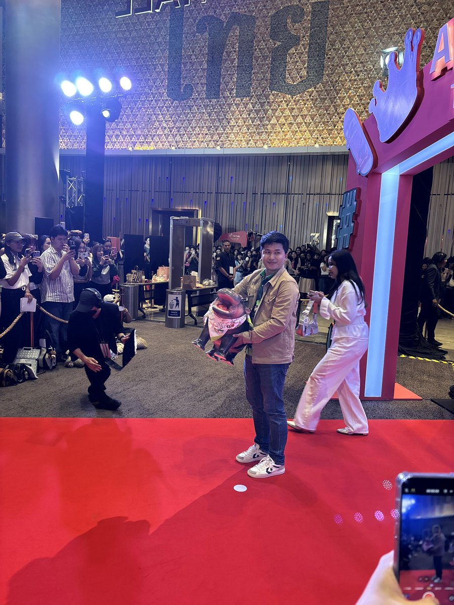 and_khamoo's tweet photo. Tiktok awards 2024 🏆
ขาหมู แอนด์เดอะแก๊ง

#hippo #PygmyHippo #ขาหมูแอนด์เดอะแก๊ง #หมูเด้งจะเด้งกี่โมง #Moodeng #พี่ขาหมู #สวนสัตว์แปลกเขาเขียว https://t.co/lZNKHwJavQ