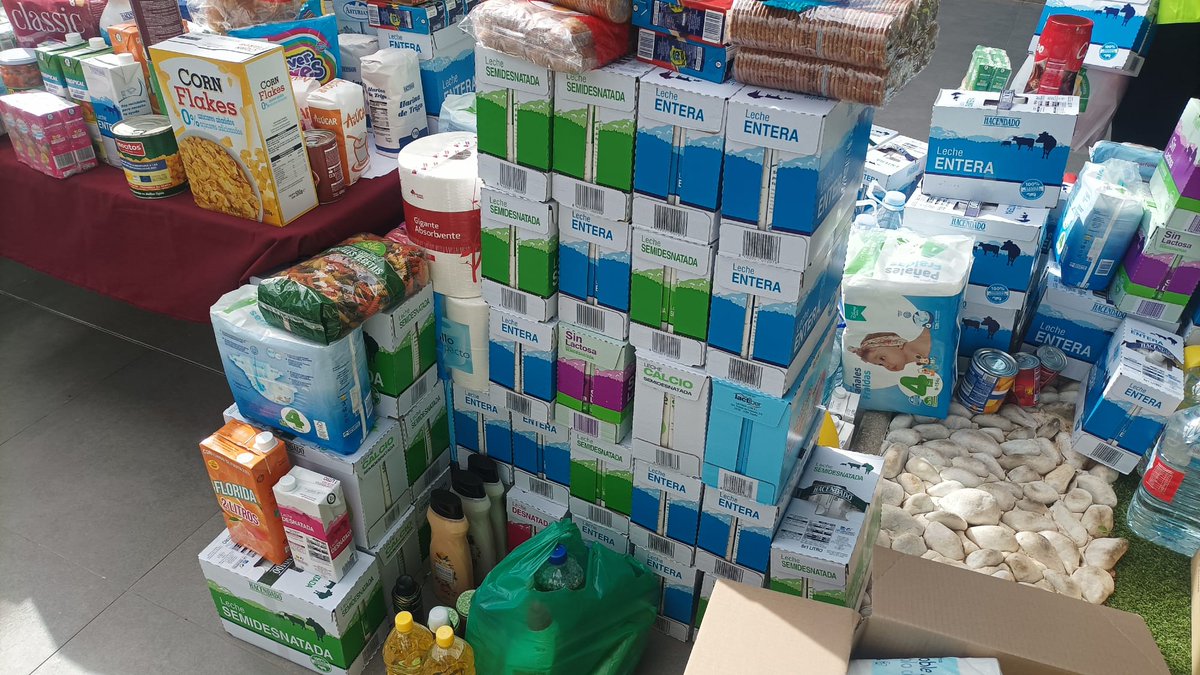 V_angustias's tweet photo. Durante todo el día, en el horario de apertura de los supermercados Lidl, Mercadona y Merkocash estamos realizando nuestra tradicional recogida, este año para los afectados por la Dana.
Mil gracias a todos los que estáis colaborando. https://t.co/UJuESISNzB
