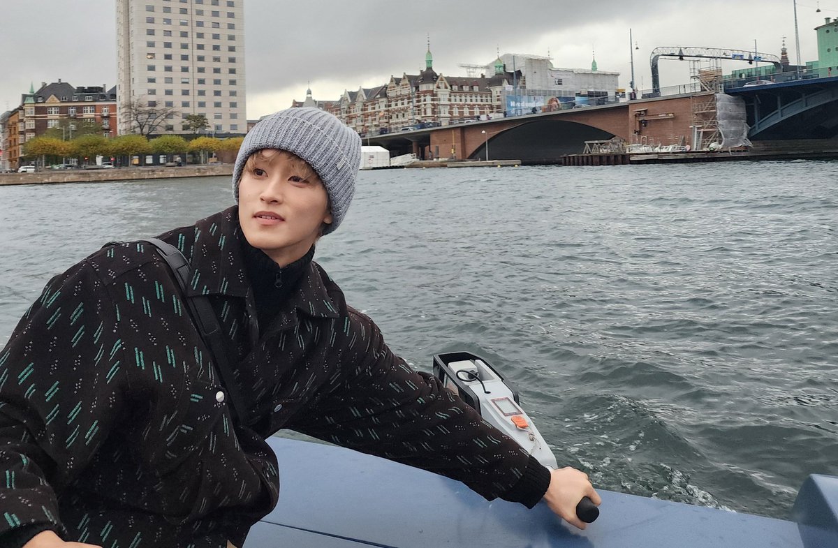 markmoIo's tweet photo. having a bf is so scary what if he’s not mark lee https://t.co/b68JKm15cm