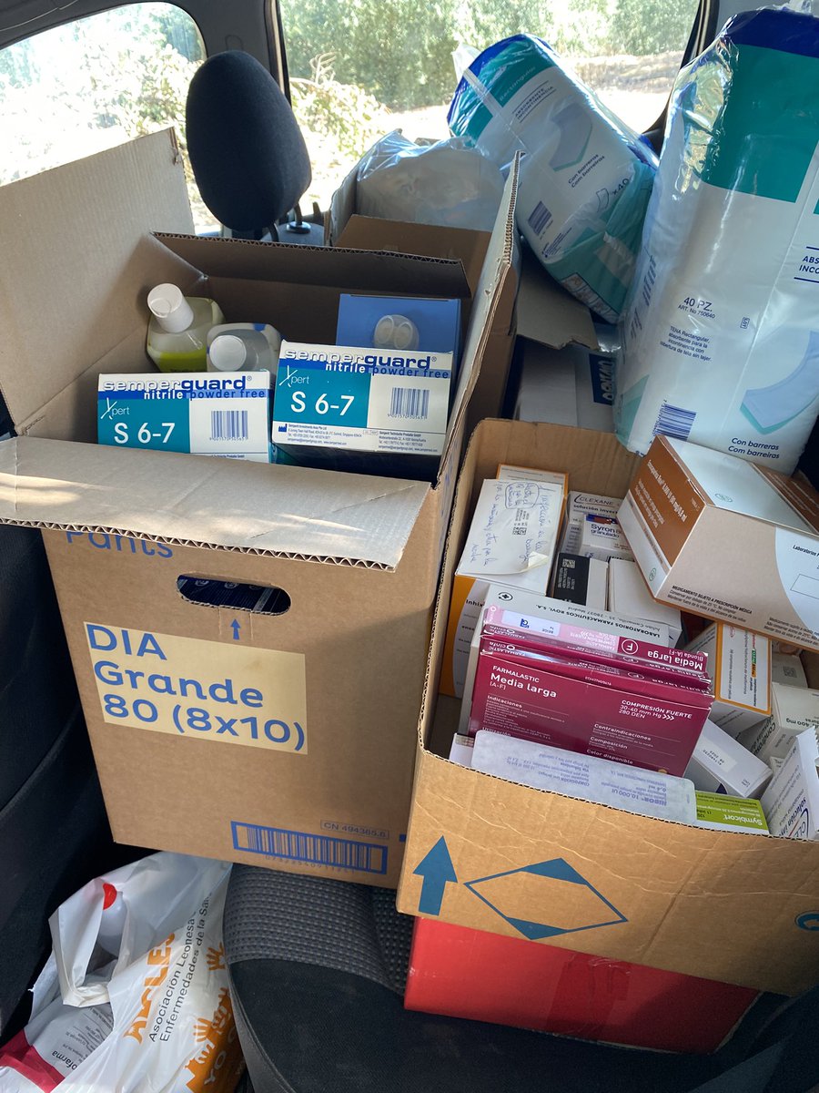 ainhoama's tweet photo. He ido a una farmacia con la intención de comprar cosas para Valencia. Al escucharme, los clientes han empezado a poner dinero y la propia farmacia ha donado todo lo que ha podido. Llevo el coche lleno de cosas. Quizás hayan más farmacia que puedan donar. #elpueblosalvaalpueblo https://t.co/EnA0U7EpGr