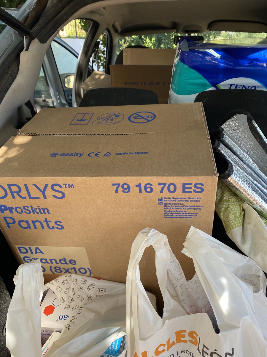 ainhoama's tweet photo. He ido a una farmacia con la intención de comprar cosas para Valencia. Al escucharme, los clientes han empezado a poner dinero y la propia farmacia ha donado todo lo que ha podido. Llevo el coche lleno de cosas. Quizás hayan más farmacia que puedan donar. #elpueblosalvaalpueblo https://t.co/EnA0U7EpGr