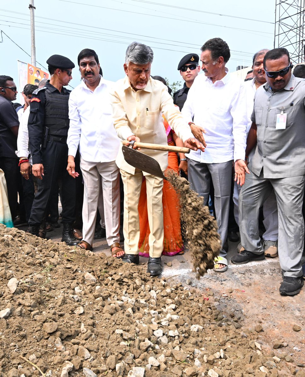 ncbn's tweet image. మంచి రోజులు వచ్చాయి.... ఇక మంచి రోడ్లూ వస్తాయి. రాష్ట్ర వ్యాప్తంగా రూ. 860 కోట్లతో రోడ్లను బాగుచేసే పనులు మొదలు పెట్టాం. ఇందులో భాగంగా నేడు అనకాపల్లి జిల్లా పెందుర్తి నియోజకవర్గం వెన్నెలపాలెంలో గుంతలు పూడ్చే కార్యక్రమంలో స్వయంగా పాల్గొన్నాను. ప్రజల భద్రత, సౌకర్యం మాకు ముఖ్యం.…