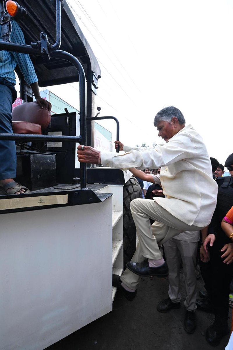 ncbn's tweet image. మంచి రోజులు వచ్చాయి.... ఇక మంచి రోడ్లూ వస్తాయి. రాష్ట్ర వ్యాప్తంగా రూ. 860 కోట్లతో రోడ్లను బాగుచేసే పనులు మొదలు పెట్టాం. ఇందులో భాగంగా నేడు అనకాపల్లి జిల్లా పెందుర్తి నియోజకవర్గం వెన్నెలపాలెంలో గుంతలు పూడ్చే కార్యక్రమంలో స్వయంగా పాల్గొన్నాను. ప్రజల భద్రత, సౌకర్యం మాకు ముఖ్యం.…