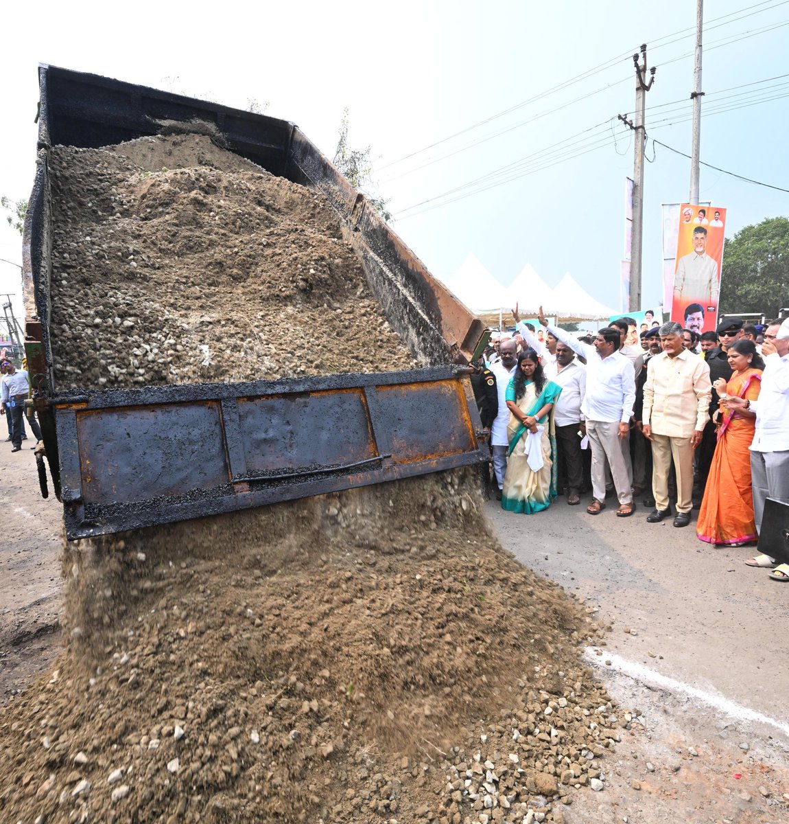 ncbn's tweet image. మంచి రోజులు వచ్చాయి.... ఇక మంచి రోడ్లూ వస్తాయి. రాష్ట్ర వ్యాప్తంగా రూ. 860 కోట్లతో రోడ్లను బాగుచేసే పనులు మొదలు పెట్టాం. ఇందులో భాగంగా నేడు అనకాపల్లి జిల్లా పెందుర్తి నియోజకవర్గం వెన్నెలపాలెంలో గుంతలు పూడ్చే కార్యక్రమంలో స్వయంగా పాల్గొన్నాను. ప్రజల భద్రత, సౌకర్యం మాకు ముఖ్యం.…