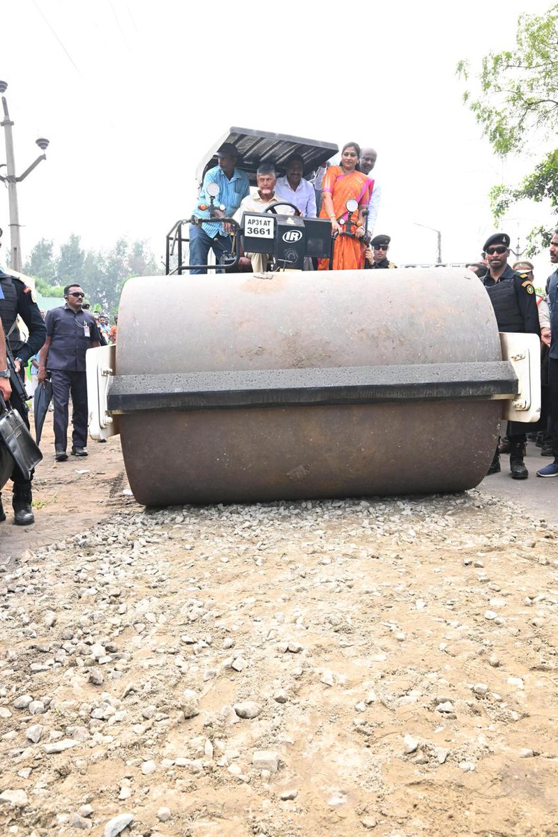 ncbn's tweet image. మంచి రోజులు వచ్చాయి.... ఇక మంచి రోడ్లూ వస్తాయి. రాష్ట్ర వ్యాప్తంగా రూ. 860 కోట్లతో రోడ్లను బాగుచేసే పనులు మొదలు పెట్టాం. ఇందులో భాగంగా నేడు అనకాపల్లి జిల్లా పెందుర్తి నియోజకవర్గం వెన్నెలపాలెంలో గుంతలు పూడ్చే కార్యక్రమంలో స్వయంగా పాల్గొన్నాను. ప్రజల భద్రత, సౌకర్యం మాకు ముఖ్యం.…