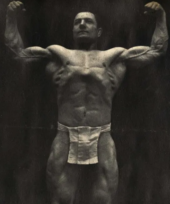 NattyLifeYT's tweet photo. Early 20th century German weightlifter Ewald Redam was a goddamn MONSTER! Steroids were not even invented until decades after this photo. https://t.co/OrgGA22oCV