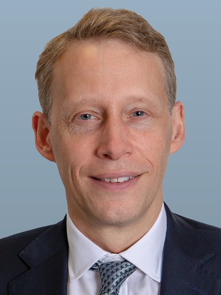 THIS IS RACHEL REEVES' HUSBAND. 

- Chief Operating Officer and Second Permanent Secretary at the Department for Environment, Food and Rural Affairs -

AS A CIVIL SERVANT, HE EARNS THE SAME AS THE PRIME MINISTER. 

HE AND HIS WIFE JUST DESTROYED THE UK FARMING INDUSTRY!