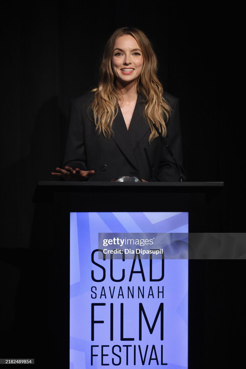 jodiemcoma's tweet photo. Jodie Comer speaks onstage during the 27th SCAD Savannah Film Festival in Savannah, Georgia November 02, 2024

aww she looks so happy 🥹 https://t.co/N37DSvAudf