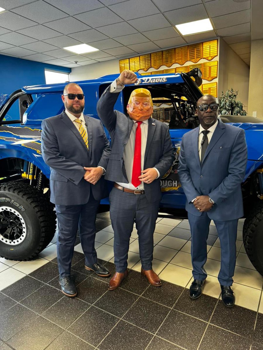 jaslaga10's tweet photo. @realDonaldTrump stop by Tindol Ford in Gastonia, and sign my mask Trump. 5 minutes from the airport. #FightFightFight https://t.co/szxyK1kde9