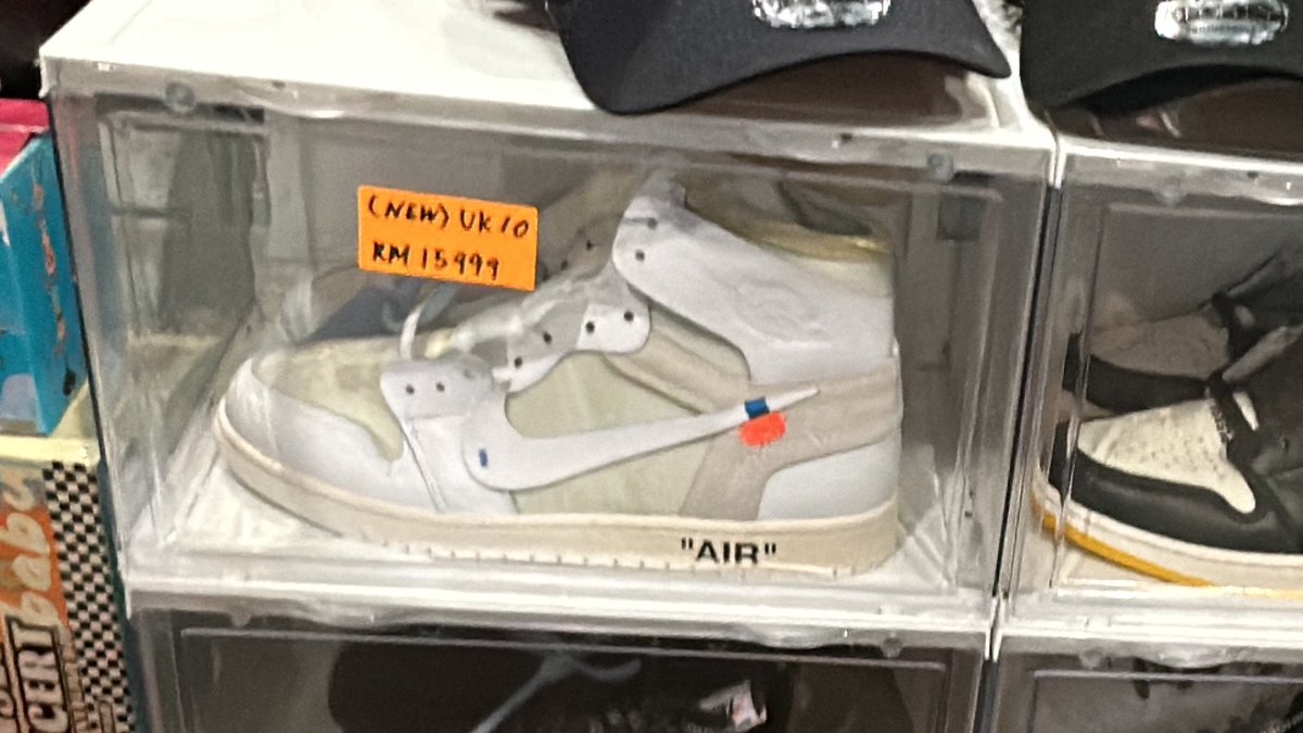 tekong's tweet photo. Kasut RM 16K dekat #Sneakerlah
Demo kena bare. https://t.co/SJ5urSmQ6x