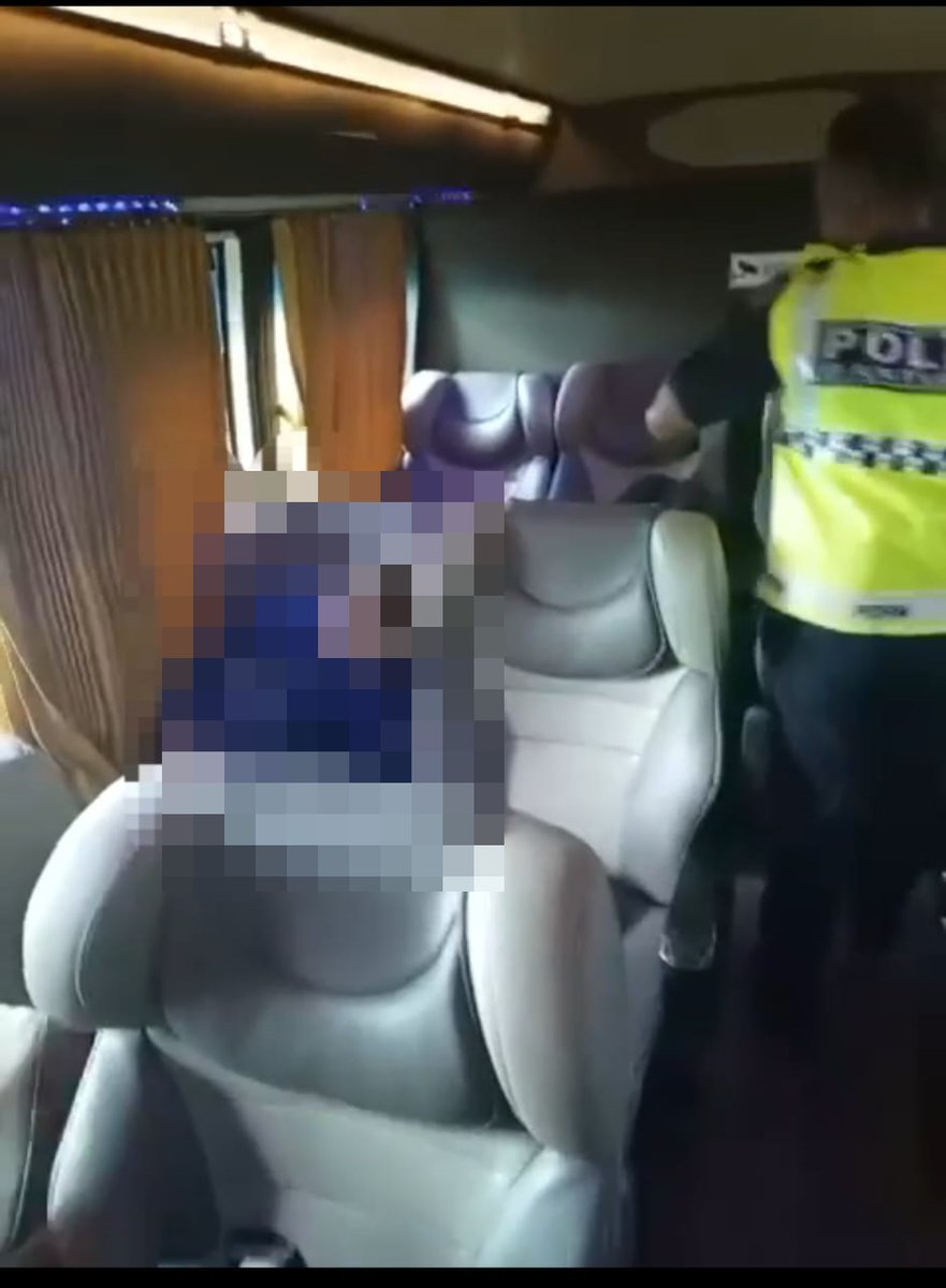 bernamadotcom's tweet photo. Maut kena renjatan elektrik ketika cas telefon bimbit dalam bas ekspres 

https://t.co/YhVINdDCQc 

#BernamaNews https://t.co/gyx0OK0FjW