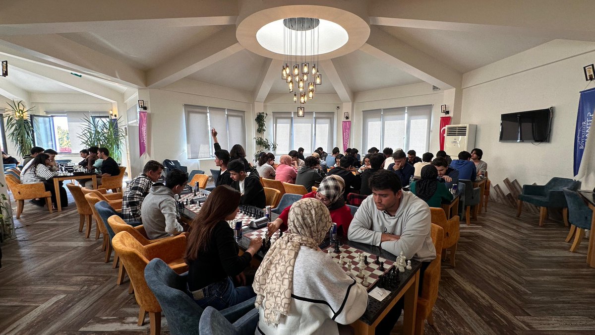 GbbGenclikSpor's tweet photo. Gaziantep Büyükşehir Belediyesi Eğitim Gençlik ve Spor Daire Başkanlığı Gençlik Merkezi birimi olarak Gaziantep üniversitesi içerisinde ödüllü satranç turnuvası düzenledik.♟️

Katılım sağlayan tüm misafirlerimize teşekkür ederiz.🌼
@FatmaSahin https://t.co/yzr8l0UDGz