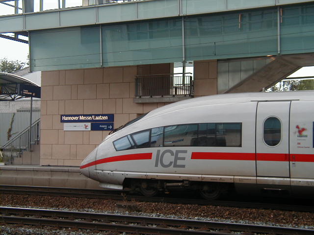 MarcusGrahnert's tweet photo. Ihre ersten Einsätze hatten die #ICE3 (#BR406) im Rahmen der #EXPO2000 in #Hannover.
Für vier Fahrzeuge wurde ein Umlauf aufgestellt, den Ihr unten ablesen könnt.
Alle Züge sind natürlich in der Datenbank Fernverkehr abrufbar, z.B. EXE 1484: https://t.co/pfBVAkvYZm https://t.co/6gwdIPAKKL