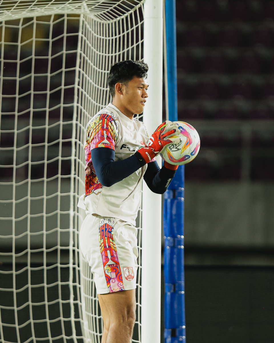 persisofficial's tweet image. Persiapan final para penggawa sebelum laga besar esok.

𝘽𝙚𝙧𝙟𝙪𝙖𝙣𝙜 𝙗𝙚𝙧𝙨𝙖𝙢𝙖 𝙪𝙣𝙩𝙪𝙠 𝙝𝙖𝙨𝙞𝙡 𝙩𝙚𝙧𝙗𝙖𝙞𝙠! ✊🔴

#PERSISPSS | #FreeFirexPERSIS