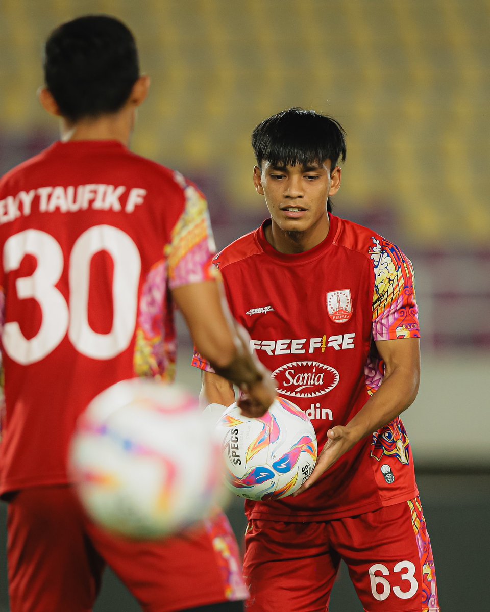 persisofficial's tweet image. Persiapan final para penggawa sebelum laga besar esok.

𝘽𝙚𝙧𝙟𝙪𝙖𝙣𝙜 𝙗𝙚𝙧𝙨𝙖𝙢𝙖 𝙪𝙣𝙩𝙪𝙠 𝙝𝙖𝙨𝙞𝙡 𝙩𝙚𝙧𝙗𝙖𝙞𝙠! ✊🔴

#PERSISPSS | #FreeFirexPERSIS