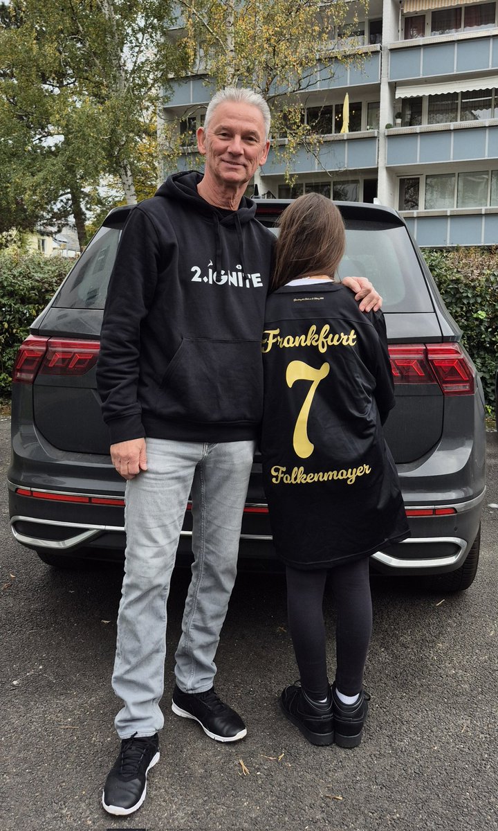 Auf dem Weg ins Stadion zum Spiel unserer #SGE gegen VfL #Bochum. 
Ich freue mich, meiner ältesten Enkeltochter Mala die einzigartige Atmosphäre im #Waldstadion zeigen zu dürfen. Hoffentlich mit einem Sieg der <a href="/Eintracht/">Eintracht Frankfurt</a>.

#Eintracht #Frankfurt #Bundesliga #SGEBOC #Familie