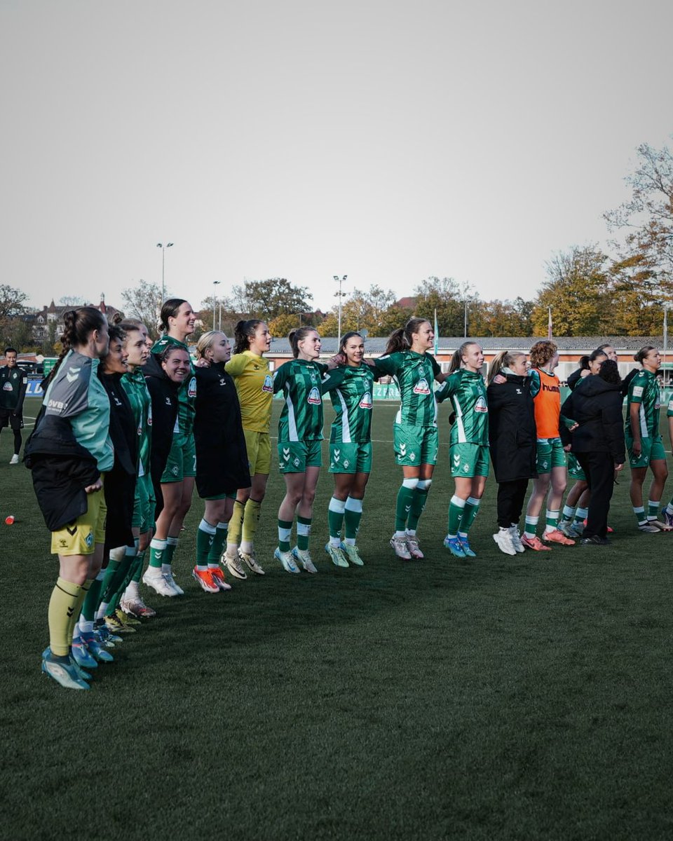 werderfrauen's tweet photo. Knappe Kiste aber alles was zählt: DREI PUNKTTEEE mit Euch im Rücken. 🤩

SO kann man ins Wochenende gehen! 💚🤍

⚽ 1:0 #SVWSGS | #Werderfrauen | #Werder https://t.co/mv2kzgRkVJ