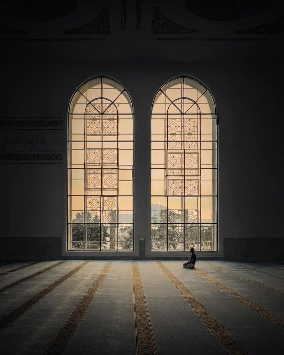 raway_alqasid's tweet photo. "وأذكُر لُطفهُ الخَافي فأسلو
لعلّ الأمر بالبُشرى قريبُ
وأمسَحُ عبرتي برجاءِ ربّي
فظنّي فيه حتماً لا يخيبُ" https://t.co/zTYlBrpUaH