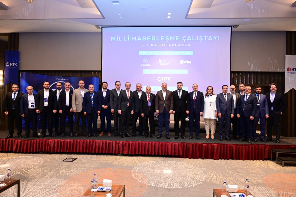 selamiyazici's tweet photo. Yerli ve milli haberleşme için düzenlenen çalıştayda, bağımsız teknoloji vizyonuyla projelerimizi sunduk. Milli çözümlerle bağımsız Türkiye’yi inşa etmeye kararlıyız. #YerliVeMilli #UDHAM #Teknoloji https://t.co/yUOI6JLXkw