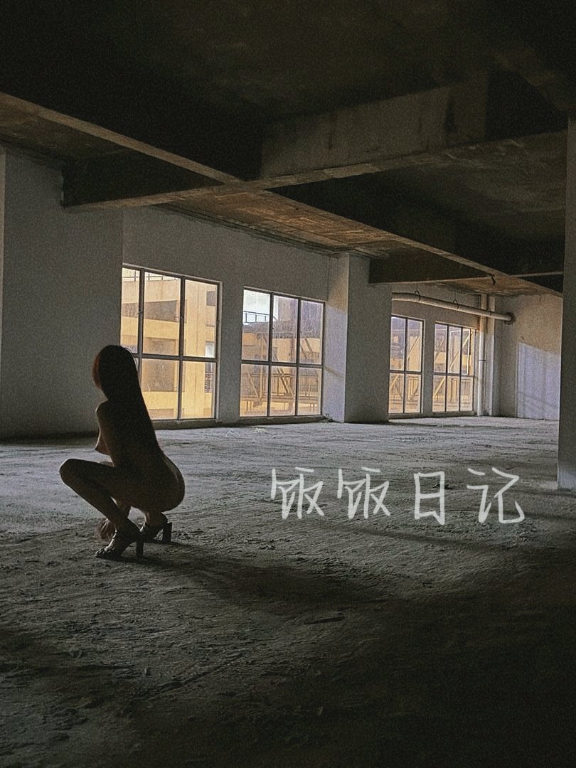 喜欢在公共场合摸Daddy的肉棒。
在外面若无其事地把手放在他的下体隔着裤子揉捏，只要几下肉棒的形状就会顶起裤子，这时再握住帐篷用手指的律动轻轻上下帮肉棒做按摩。
一开始Daddy还会夹紧腿正襟危坐掩饰一下勃起并低声让我住手，小狗怎么可能会乖乖听话呢，就是喜欢Daddy到家后狠狠的惩罚小狗呀🥹

------------------------------
💋 @luchu888