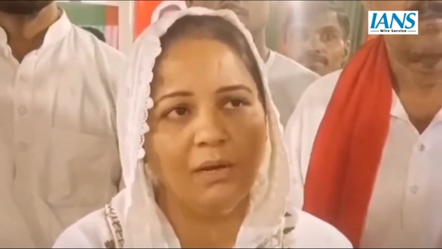 epanchjanya's tweet image. &quot;मंदिर क्यों गयी, कलमा पढ़कर मांगो माफी&quot;

मंदिर जाने पर SP प्रत्याशी नसीम सोलंकी के खिलाफ फतवा जारी।

नसीम सोलंकी का मंदिर जाना इस्लामी मान्यताओं के खिलाफ।

एक मुसलमान कभी भी हिन्दू त्योहारों में शामिल नहीं हो सकता।

यूपी की सीसामऊ सीट पर उपचुनाव के लिए सपा प्रत्याशी हैं नसीम…